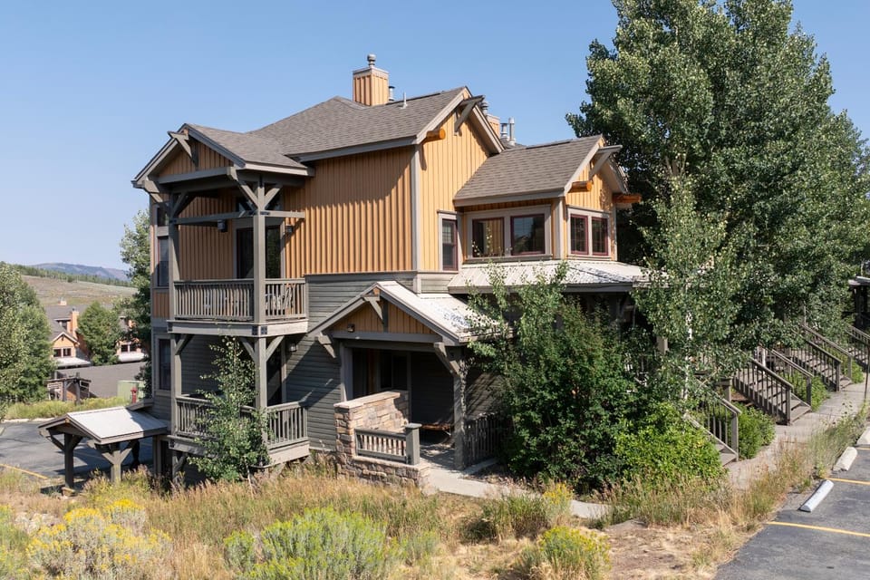 Property building, Neighbourhood, Natural landscape, Balcony/Terrace