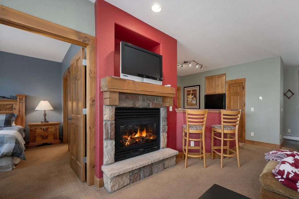 TV and multimedia, Living room, Seating area, fireplace, furniture