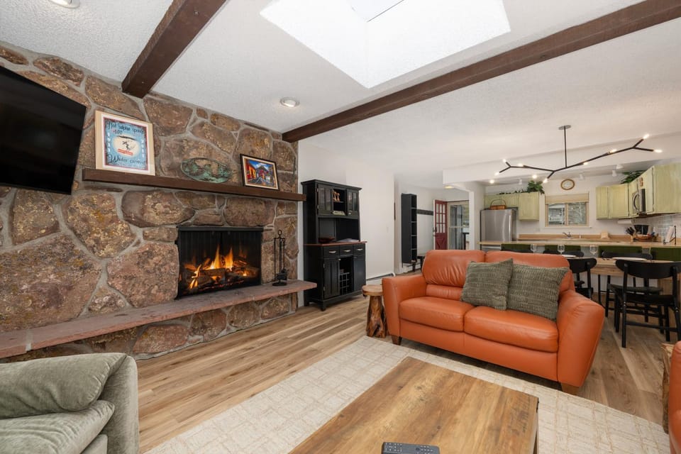 Day, TV and multimedia, Kitchen or kitchenette, Living room, Seating area, fireplace, furniture