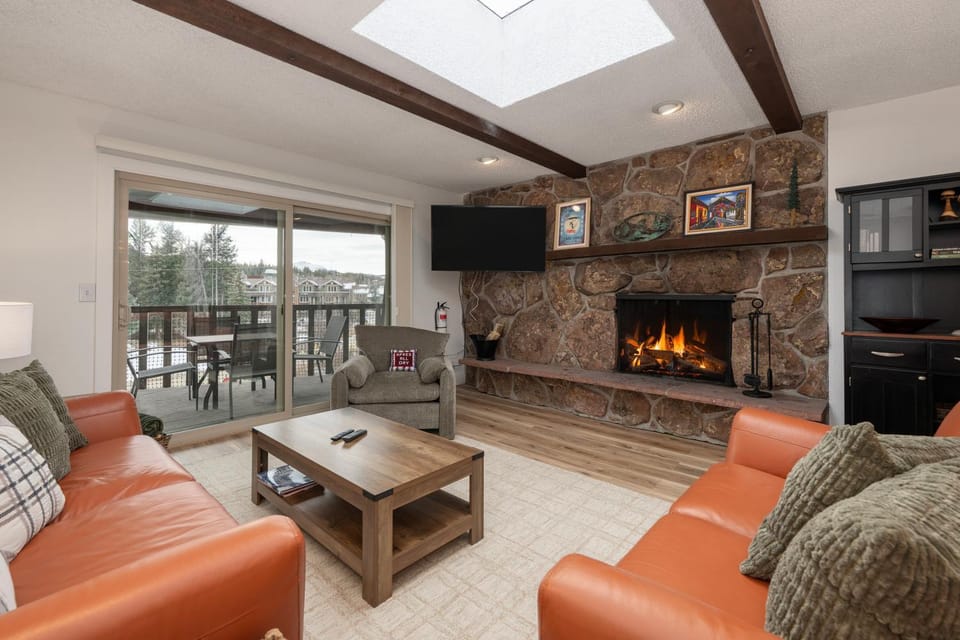 Day, TV and multimedia, Balcony/Terrace, Living room, fireplace, furniture
