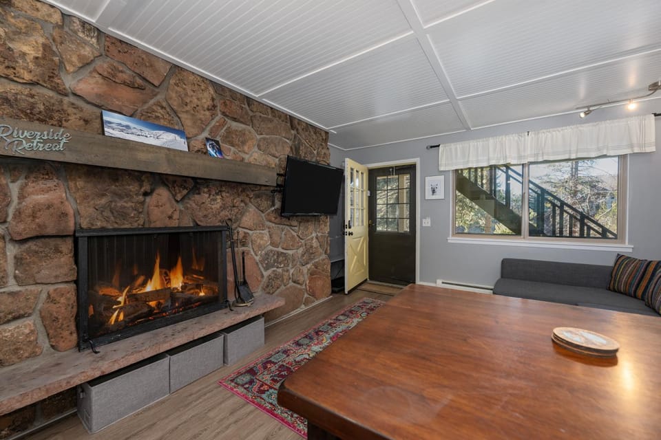 TV and multimedia, Living room, fireplace, furniture