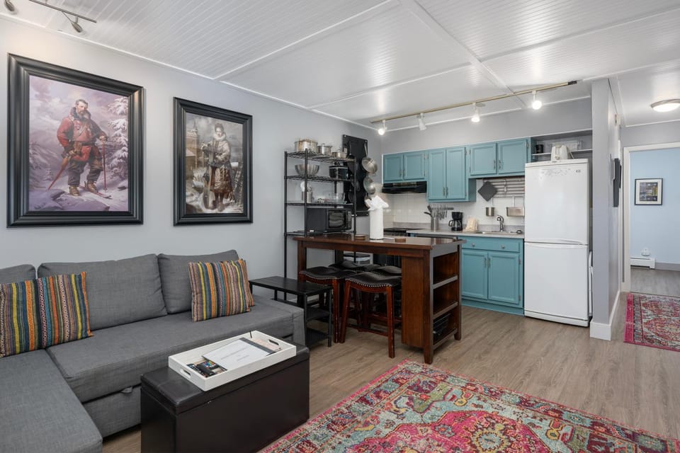 Day, TV and multimedia, Kitchen or kitchenette, Living room, furniture
