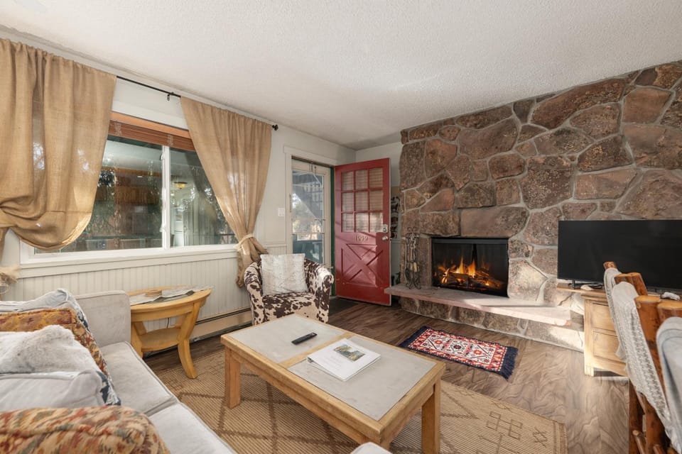 TV and multimedia, Living room, Seating area, fireplace
