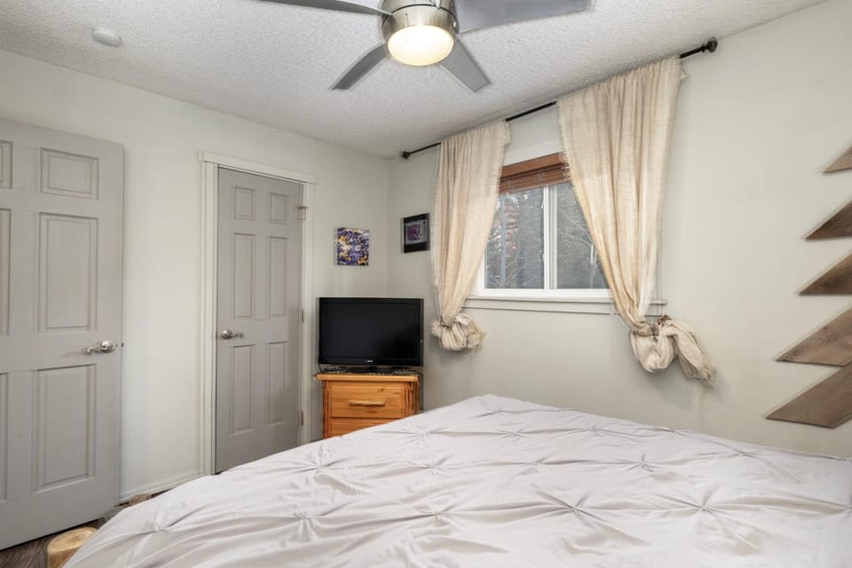 Bed, TV and multimedia, Bedroom