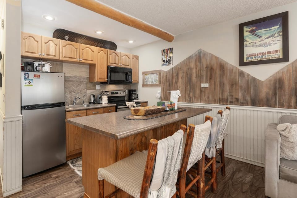 Kitchen or kitchenette, Dining area, microwave, kitchen