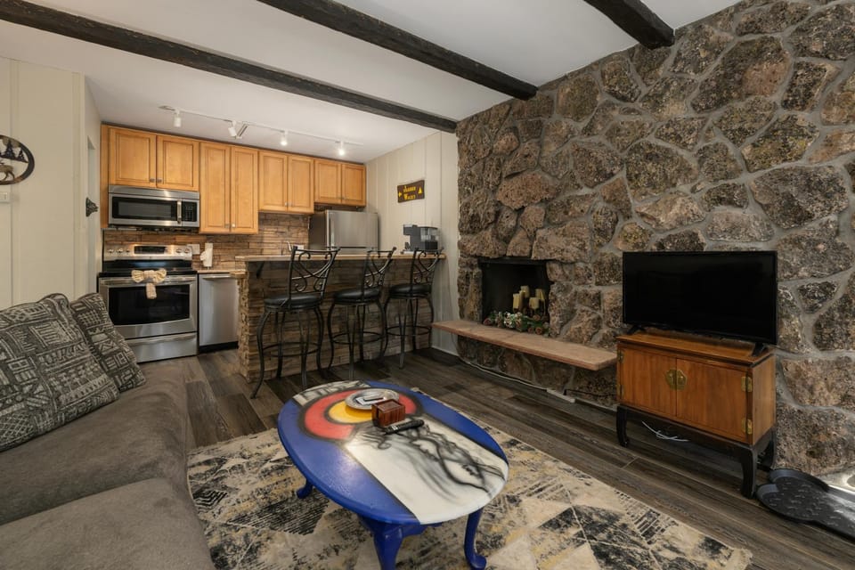 Day, TV and multimedia, Kitchen or kitchenette, Living room, Seating area, fireplace, furniture, microwave, oven, kitchen