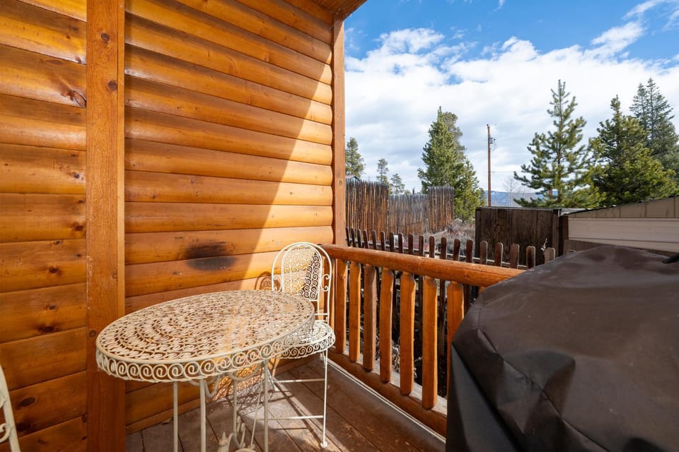 Property building, Day, Balcony/Terrace, Seating area, furniture