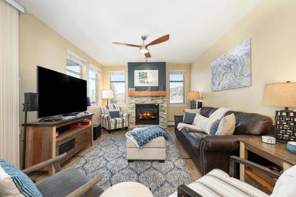TV and multimedia, Living room, Seating area, Mountain view, fireplace, furniture