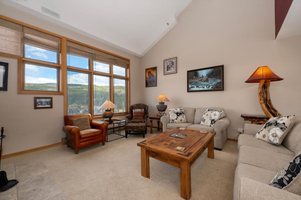 View (from property/room), Living room, Seating area, Mountain view, furniture