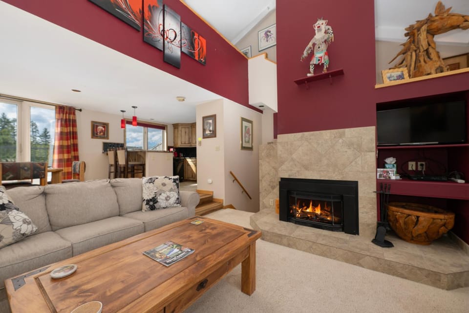TV and multimedia, View (from property/room), Living room, Seating area, fireplace, furniture