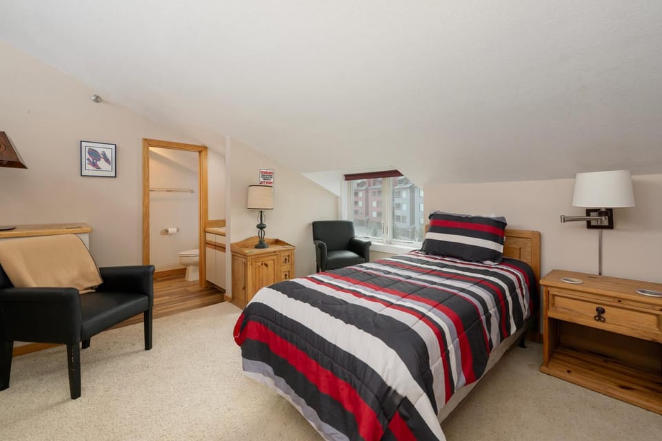 Bed, Seating area, Bedroom, furniture