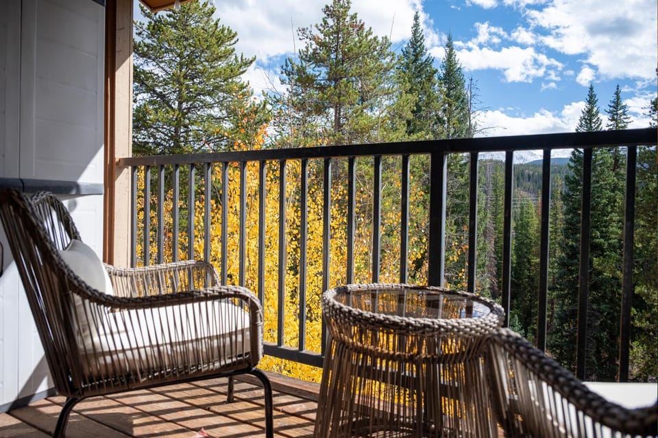 Natural landscape, Balcony/Terrace, Seating area, Autumn