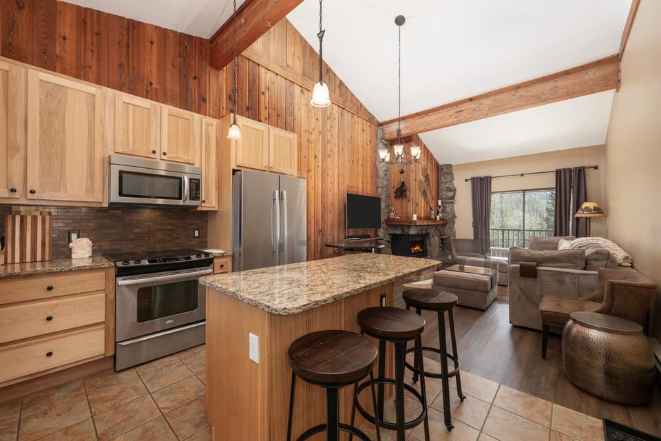 TV and multimedia, Kitchen or kitchenette, Living room, Seating area, Dining area, Bedroom, fireplace, furniture, microwave, oven, kitchen
