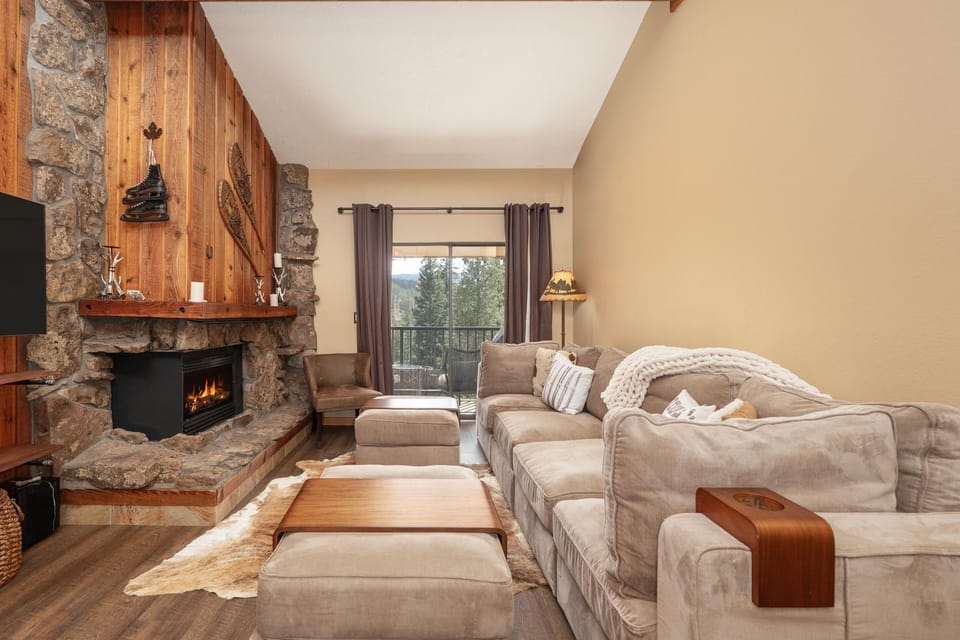 TV and multimedia, View (from property/room), Balcony/Terrace, Living room, Seating area, fireplace, furniture