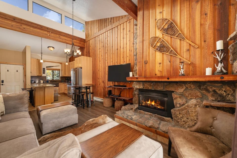 TV and multimedia, Kitchen or kitchenette, Living room, Seating area, fireplace, furniture