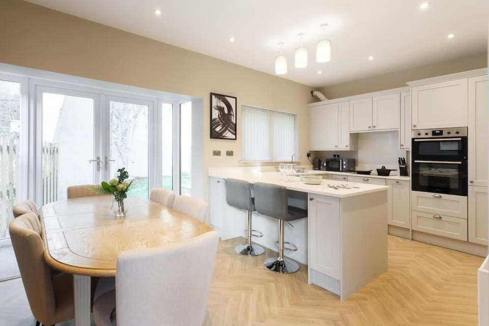 Ridge Court House - 6 Bedrooms - 5 Bathrooms - Sleeps 12 House in Leeds