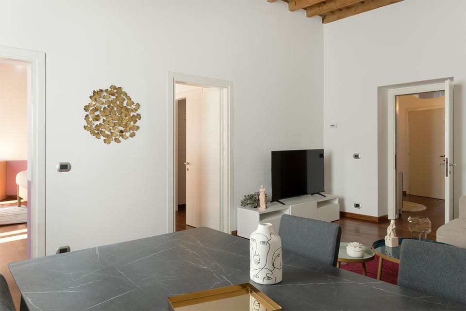 TV and multimedia, Living room, Seating area, Dining area