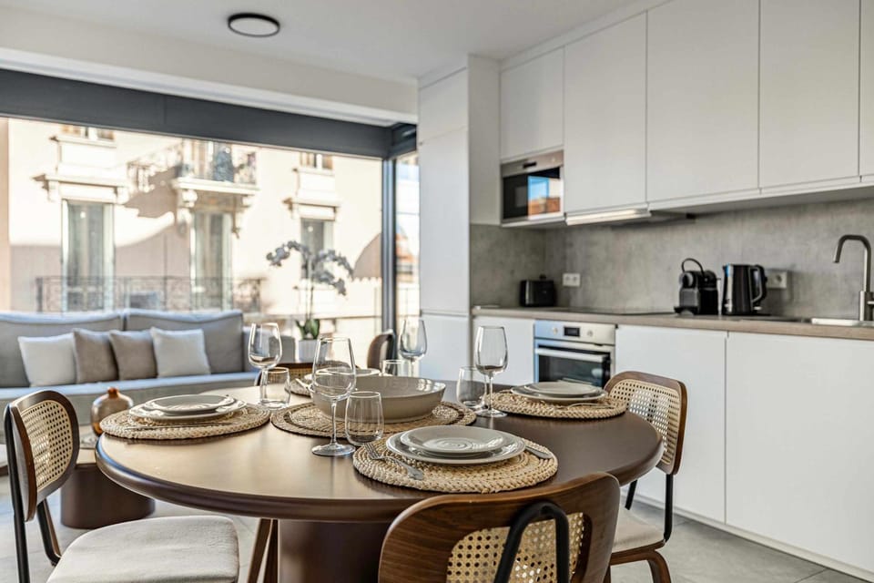 Kitchen or kitchenette, Dining area