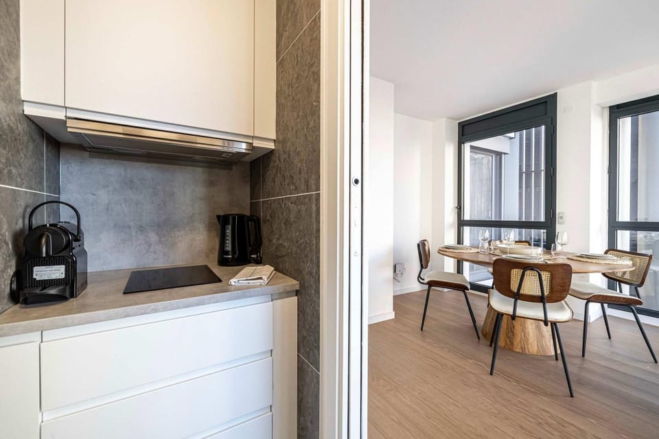 Kitchen or kitchenette, Dining area