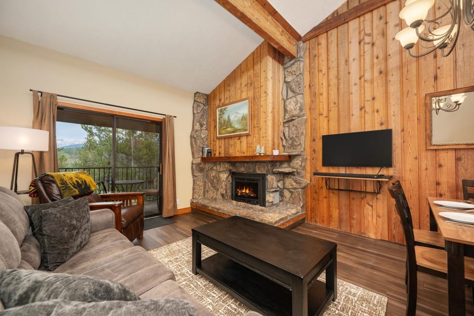 TV and multimedia, View (from property/room), Balcony/Terrace, Living room, Seating area, fireplace, furniture
