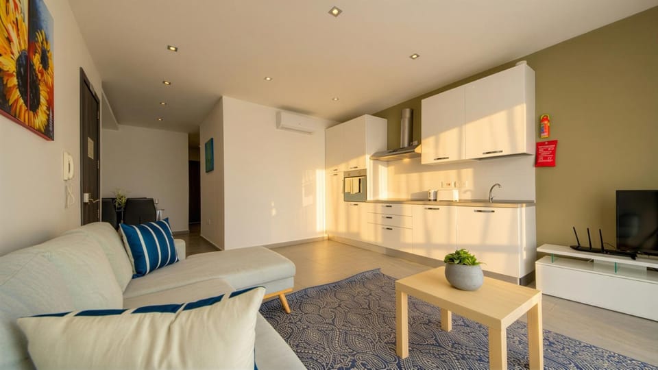 TV and multimedia, Kitchen or kitchenette, Living room, Seating area, Dining area, minibar, oven, pet friendly, stove