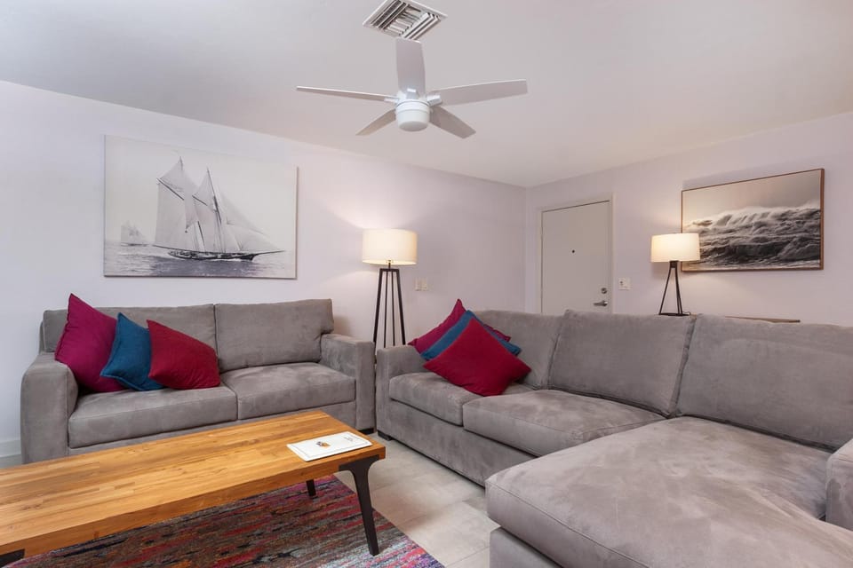 Modern Corner Unit B5 at Sanibel Arms West - 140 Steps to the Beach House in Sanibel Island