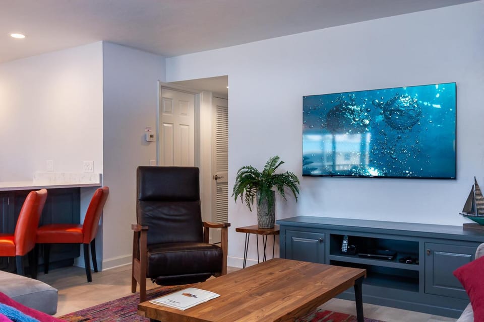 Modern Corner Unit B5 at Sanibel Arms West - 140 Steps to the Beach House in Sanibel Island