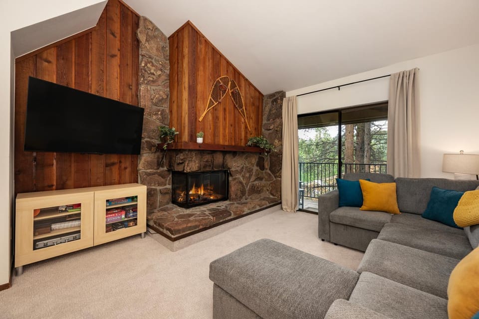 TV and multimedia, View (from property/room), Balcony/Terrace, Living room, fireplace, furniture