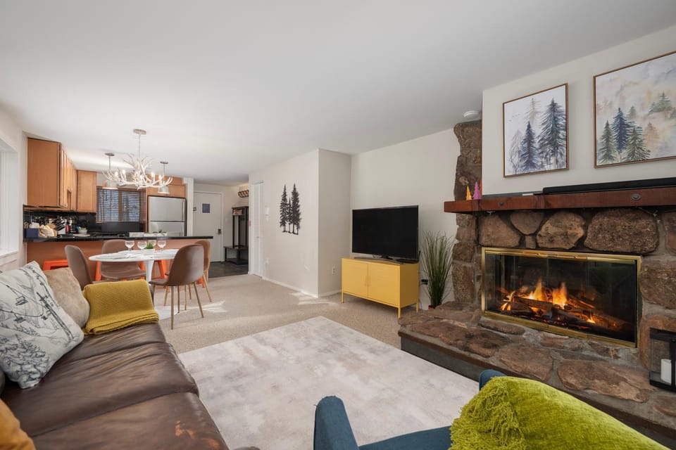 TV and multimedia, Kitchen or kitchenette, Living room, Dining area, fireplace, furniture