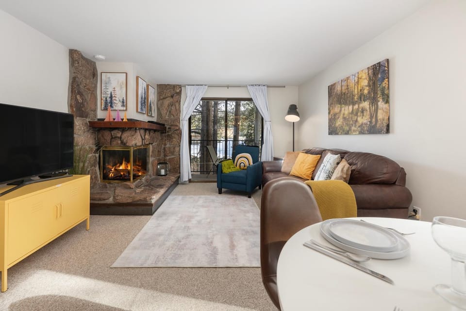 TV and multimedia, Balcony/Terrace, Living room, Seating area, fireplace, furniture