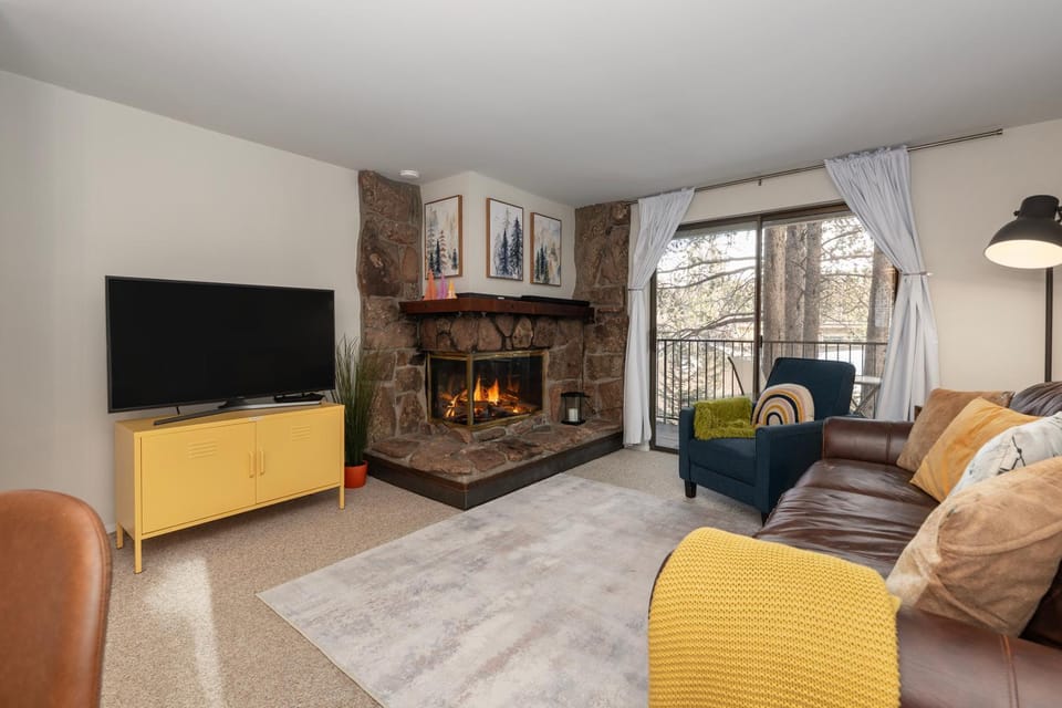 Natural landscape, TV and multimedia, Balcony/Terrace, Living room, Seating area, fireplace, furniture
