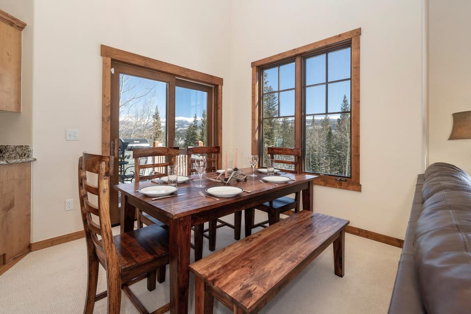 Day, View (from property/room), Dining area, Mountain view, furniture
