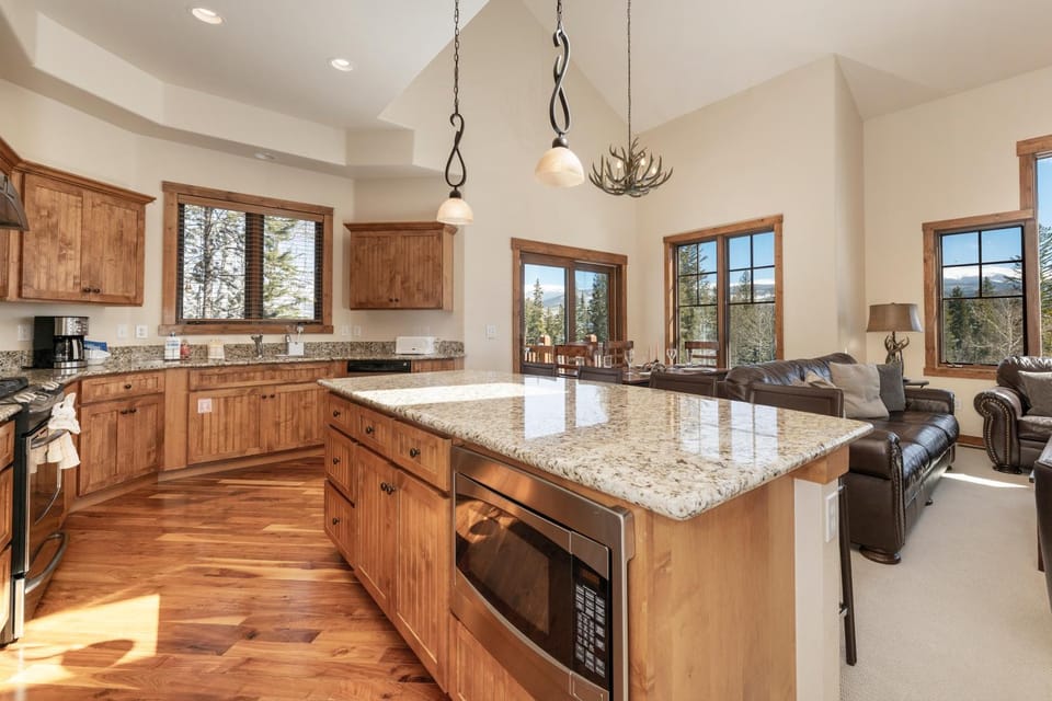 Day, Kitchen or kitchenette, Living room, Mountain view, furniture, microwave