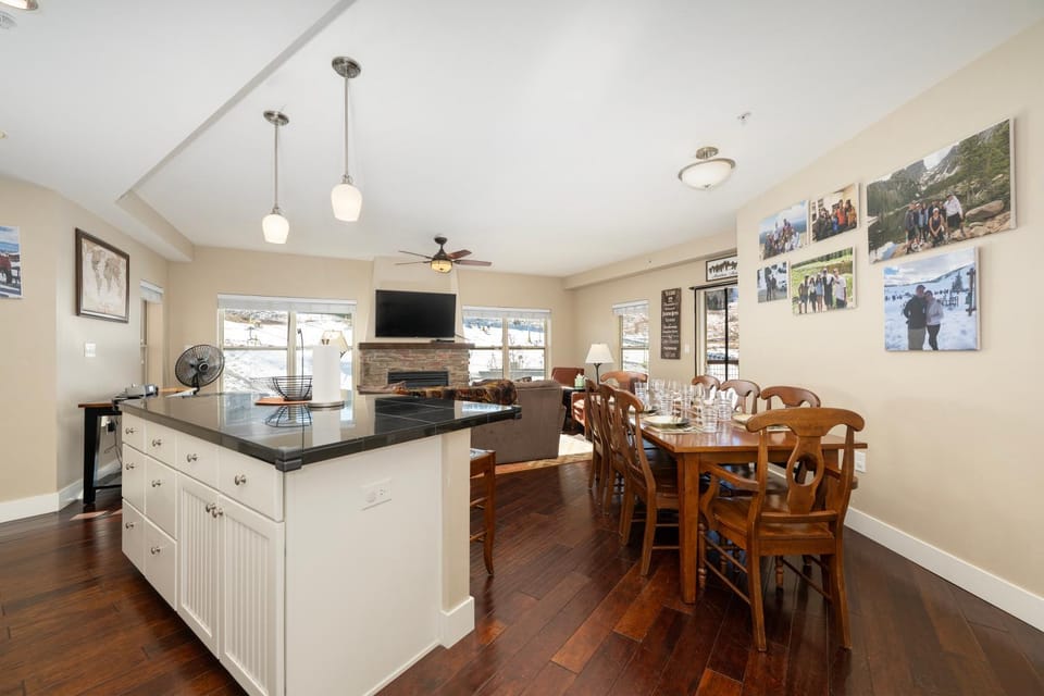 TV and multimedia, Kitchen or kitchenette, Dining area, fireplace, furniture