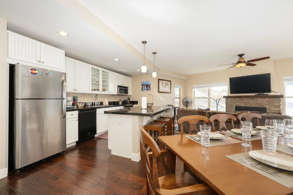 TV and multimedia, Kitchen or kitchenette, Living room, Dining area, fireplace, furniture, microwave