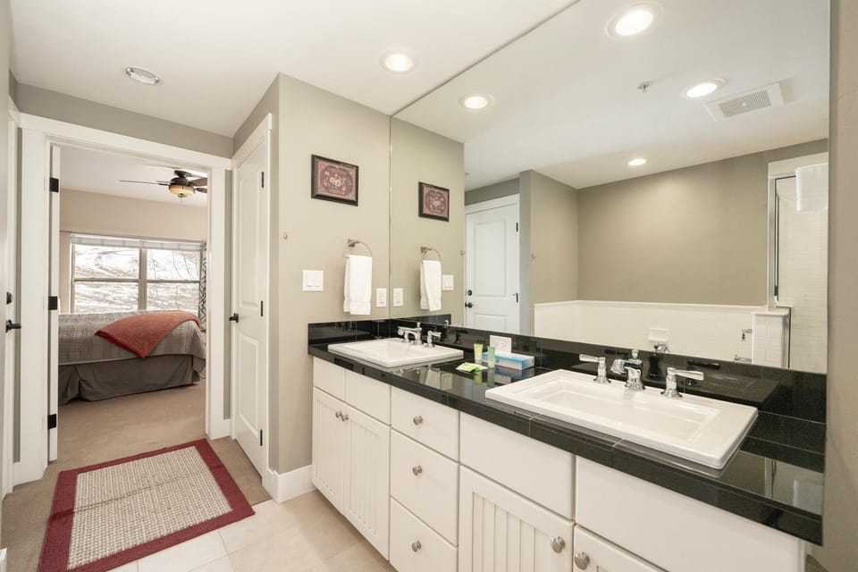 Bathroom, Bedroom, Bath, furniture, towels