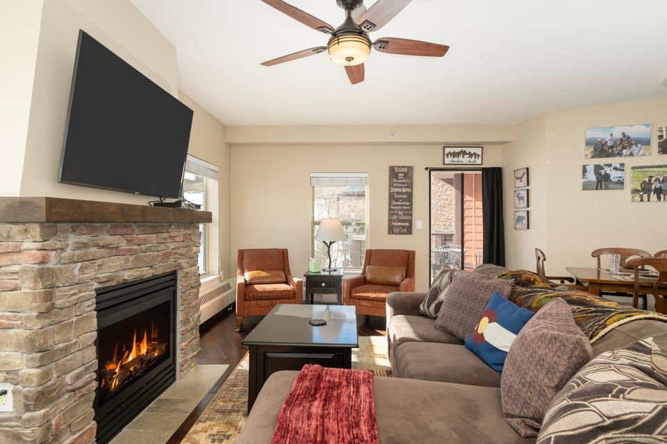 TV and multimedia, Living room, Seating area, fireplace, furniture
