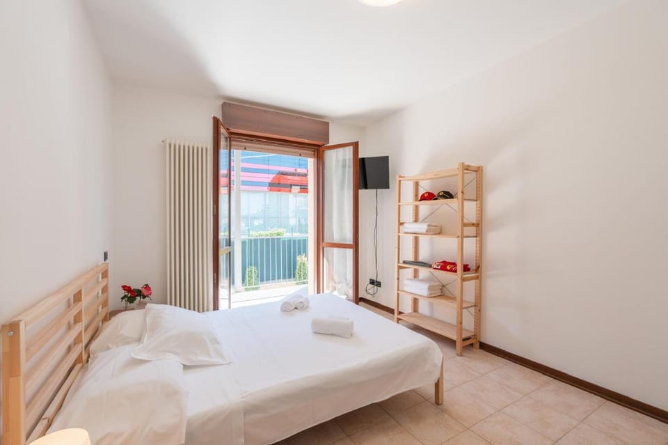 Bed, towels