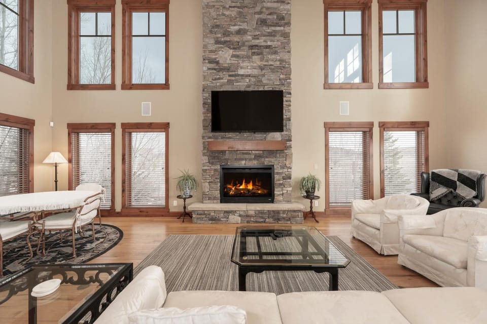 Day, TV and multimedia, Living room, fireplace, furniture