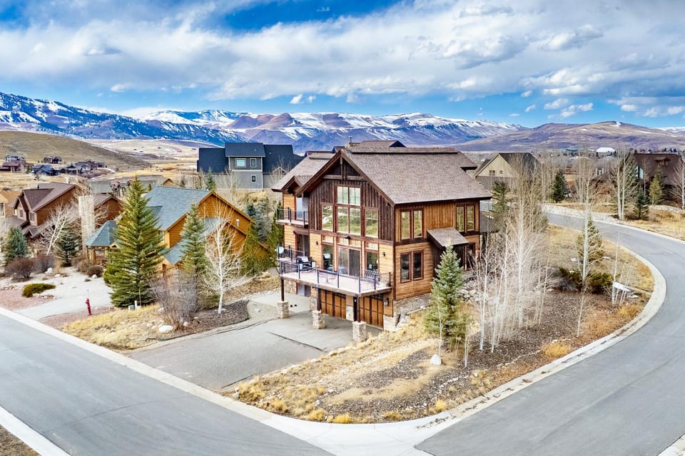 Property building, Day, Neighbourhood, Natural landscape, Bird's eye view, Mountain view