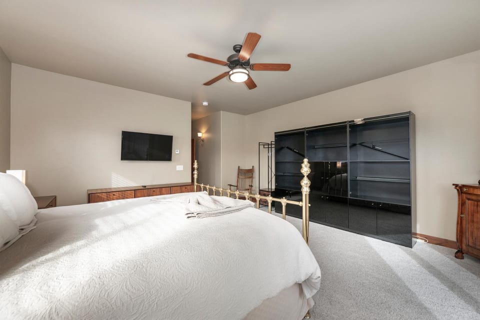 Bed, TV and multimedia, Bedroom, furniture, wardrobe