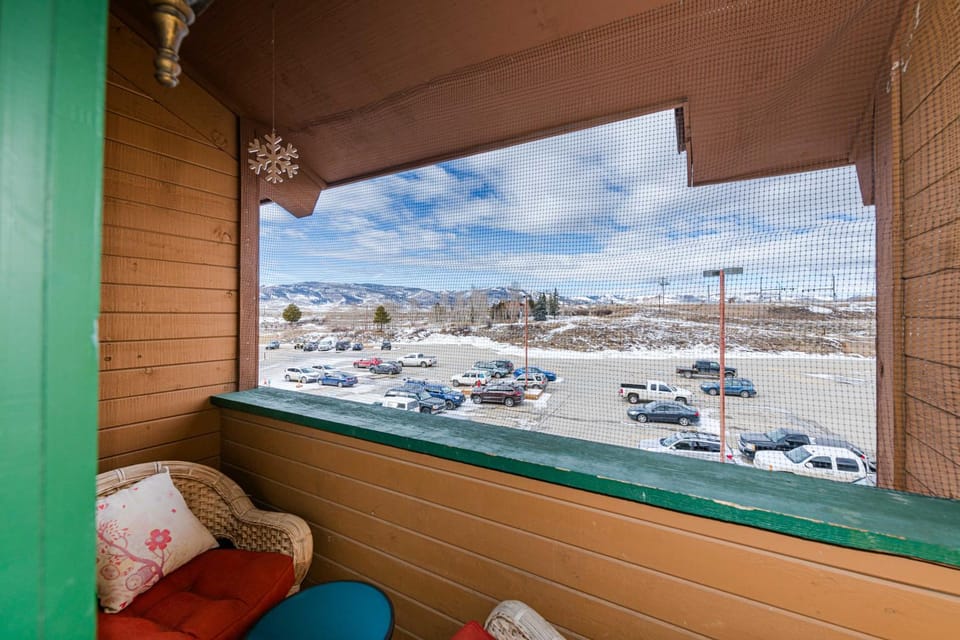 Day, Winter, Balcony/Terrace, Seating area, Mountain view, Parking