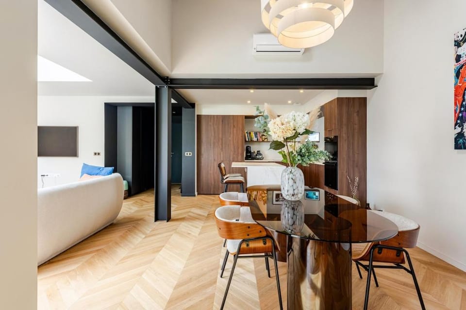 Living room, Seating area, Dining area, air conditioner