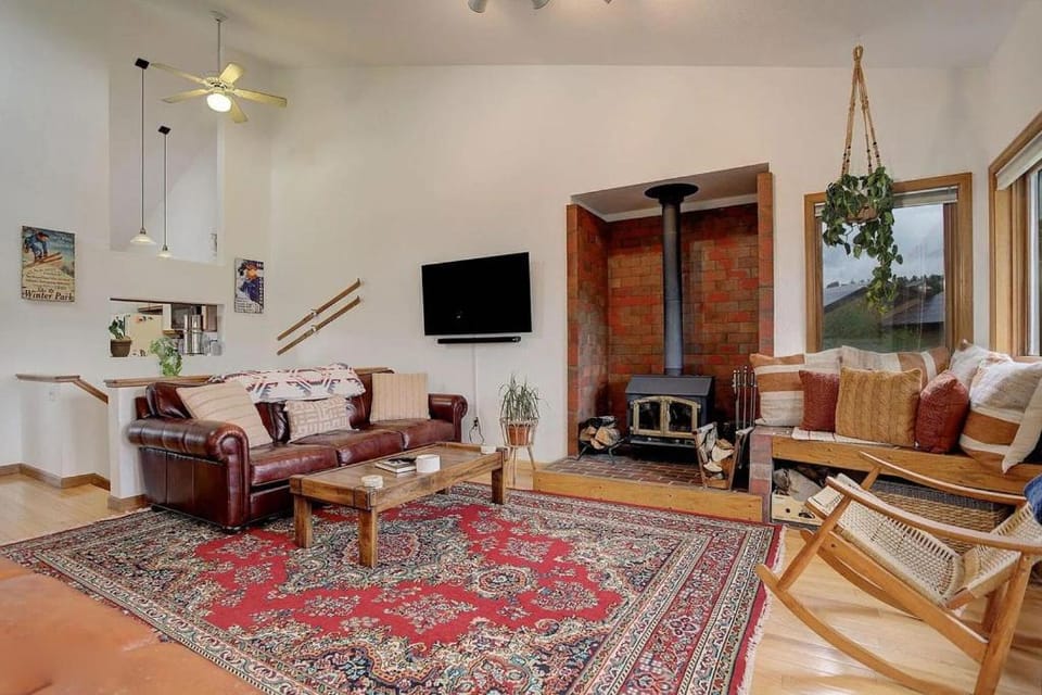 TV and multimedia, Living room, fireplace, furniture