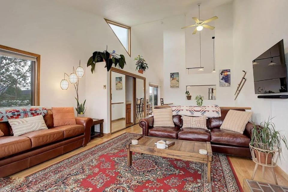 TV and multimedia, Living room, Seating area, furniture
