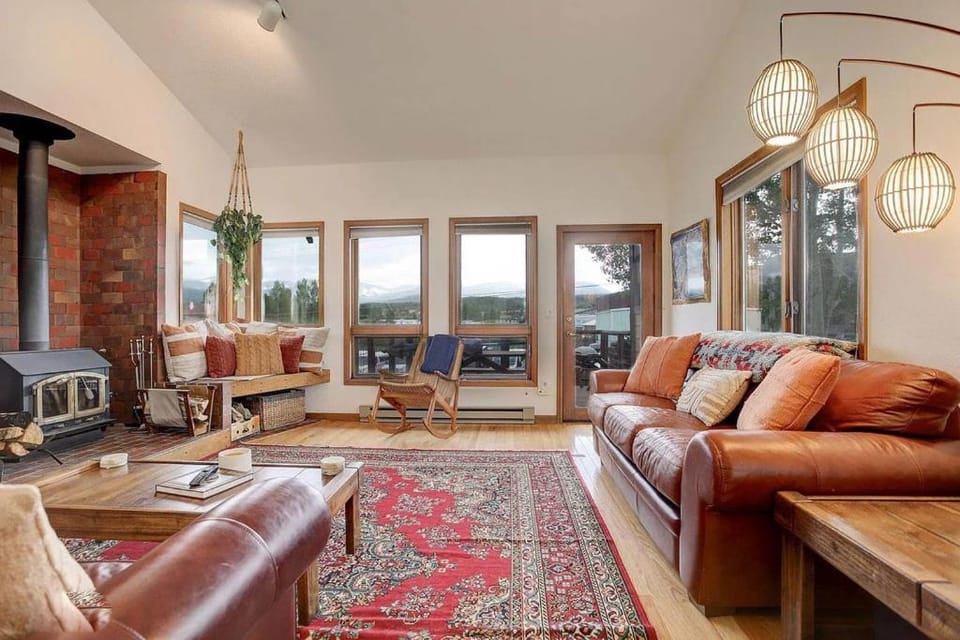 View (from property/room), Living room, Mountain view, fireplace, furniture