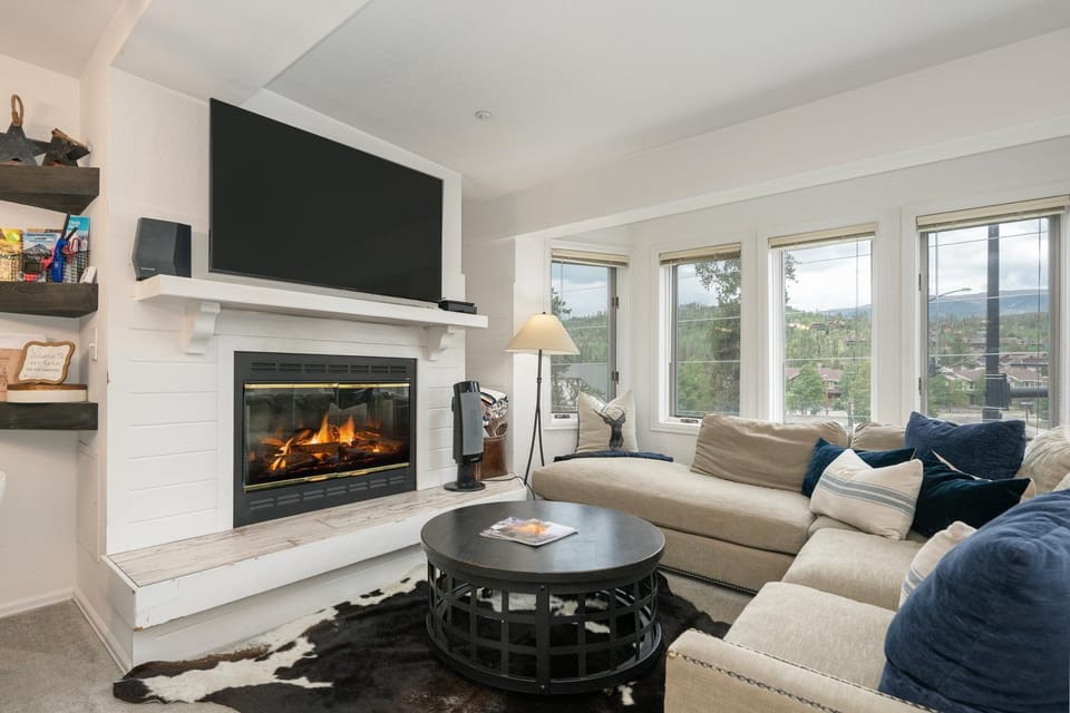 Day, TV and multimedia, Living room, Mountain view, fireplace, furniture