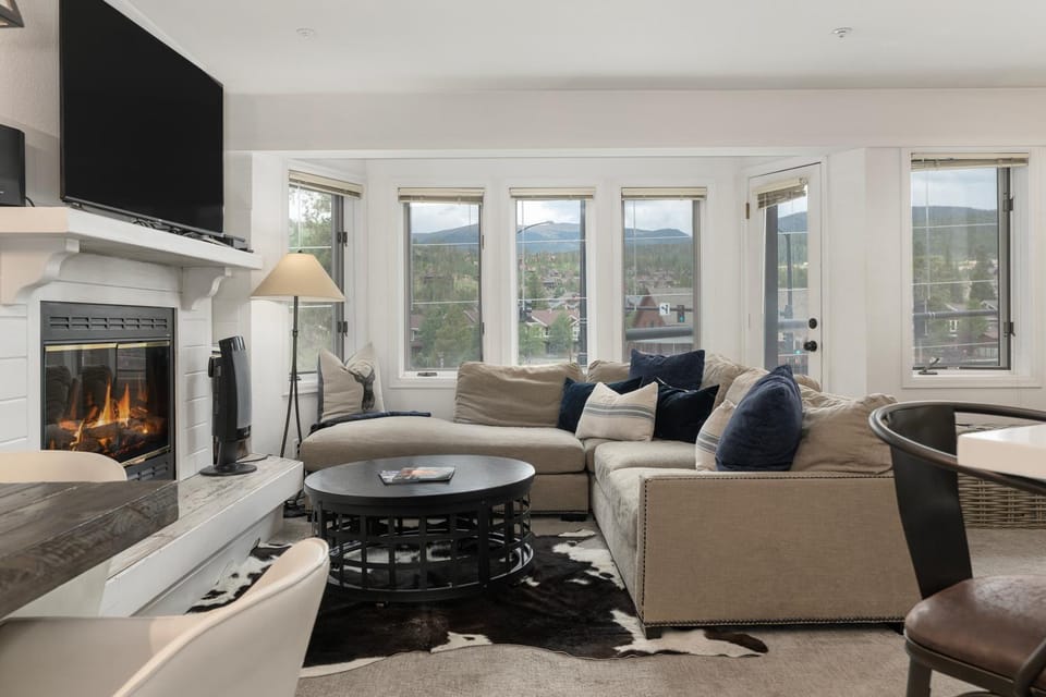 TV and multimedia, Living room, Seating area, Mountain view, fireplace, furniture