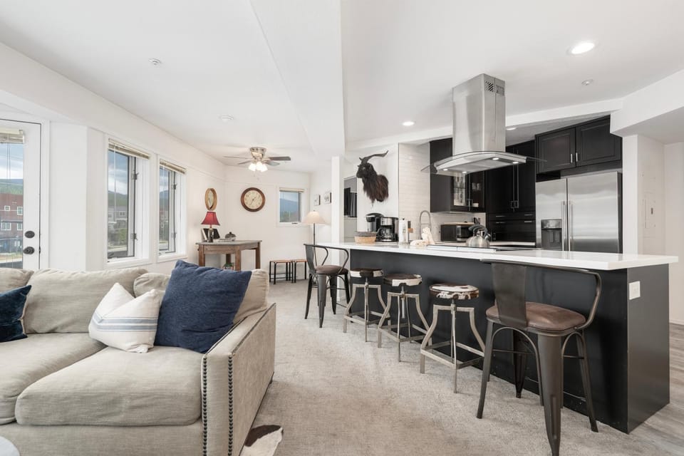 Day, TV and multimedia, Kitchen or kitchenette, Living room, Seating area, Dining area, furniture, microwave, oven, kitchen