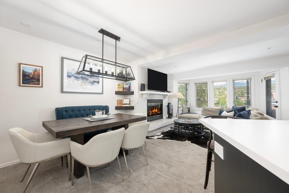 TV and multimedia, Living room, Dining area, fireplace, furniture
